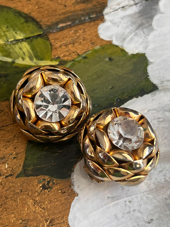 Orecchini vintage a clip dorati intrecciati con strass centrali cristallo