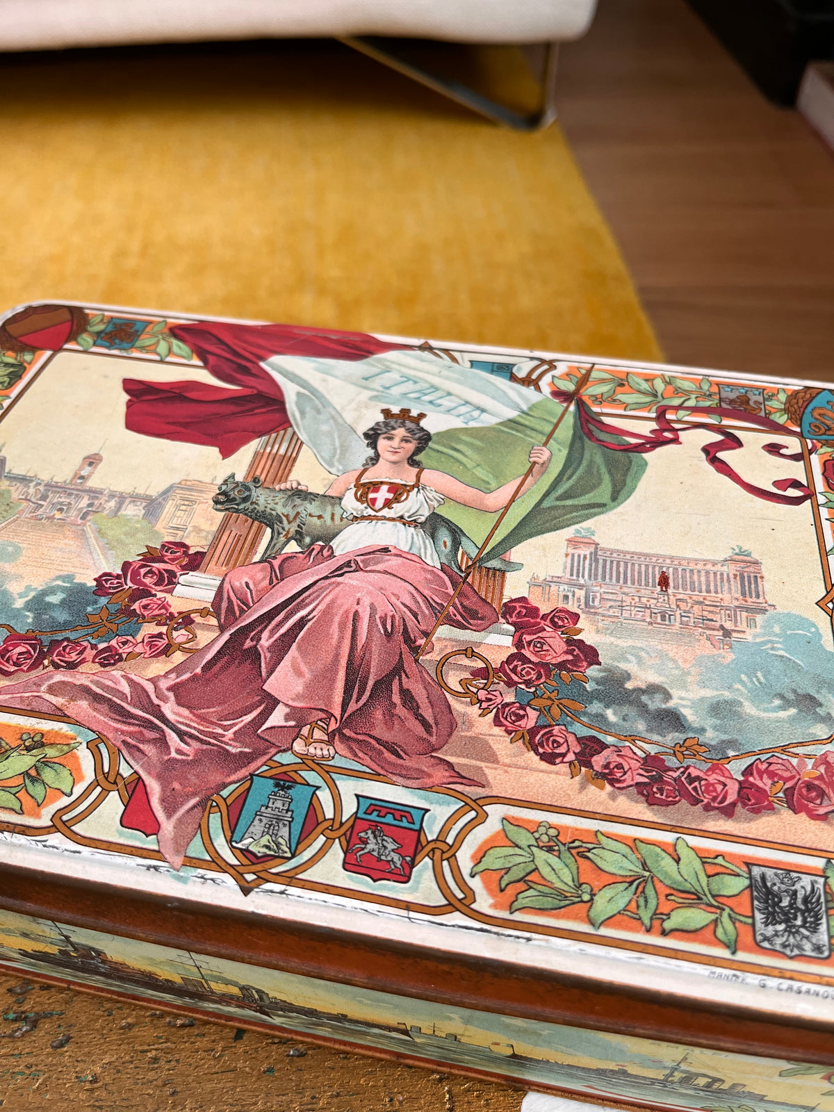 Scatola vintage di latta di biscotti Lazzaroni colorata