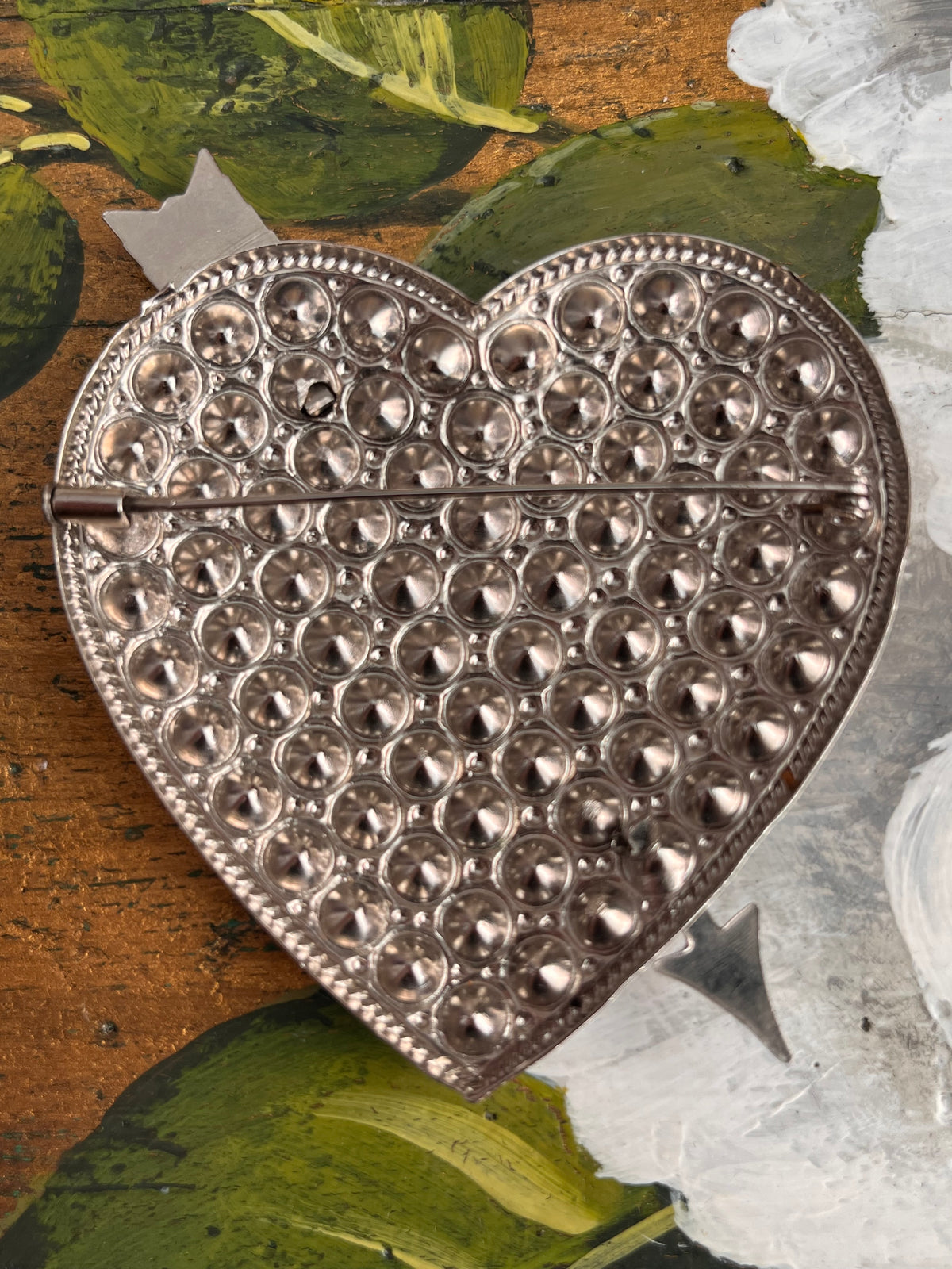 Spilla vintage a forma di cuore con strass trasparenti su base color argento