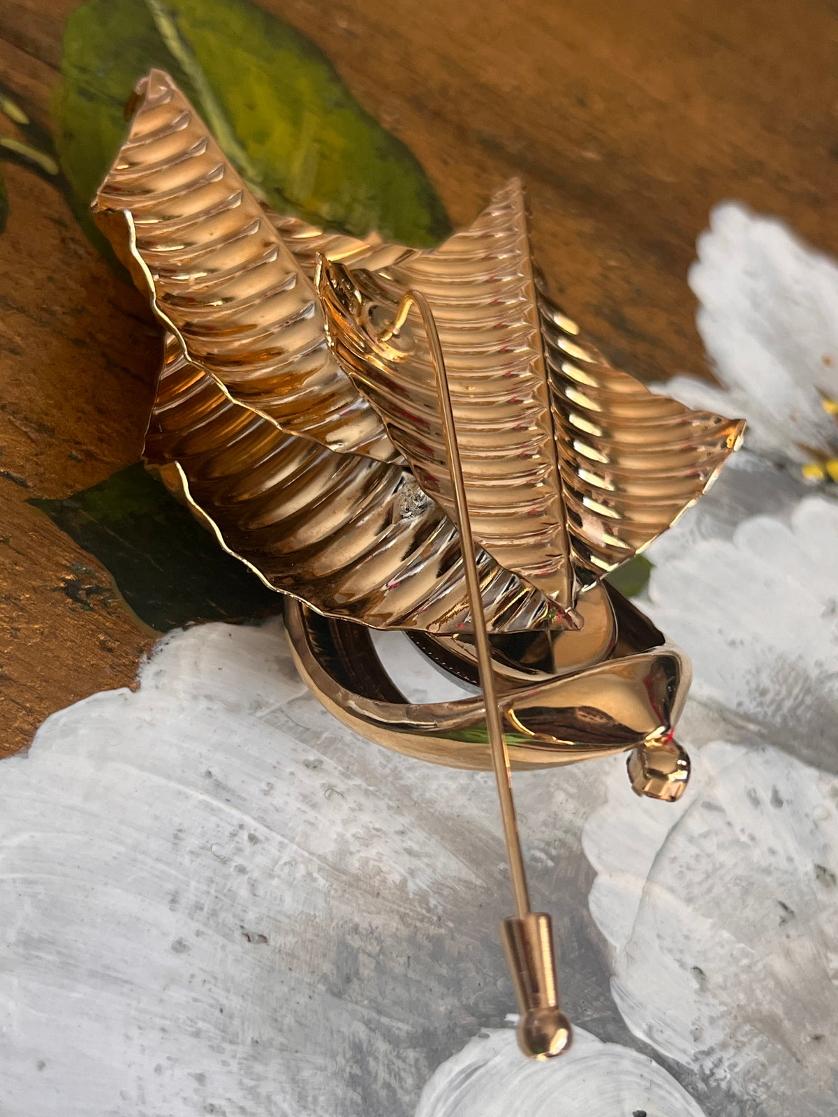 Spilla vintage scultorea con foglie dorate e strass cristallo