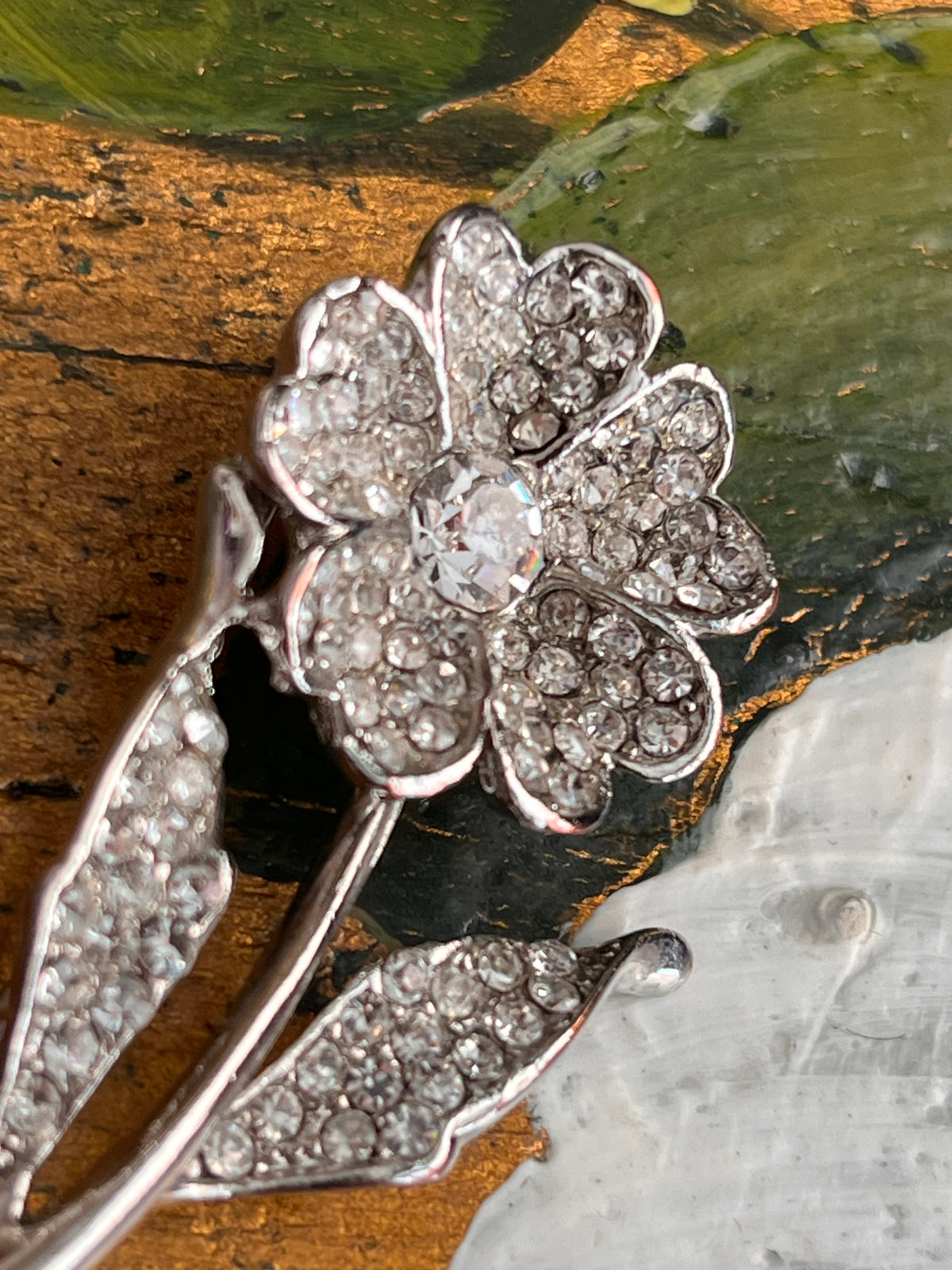 Spilla vintage a forma di fiore con strass su base color argento