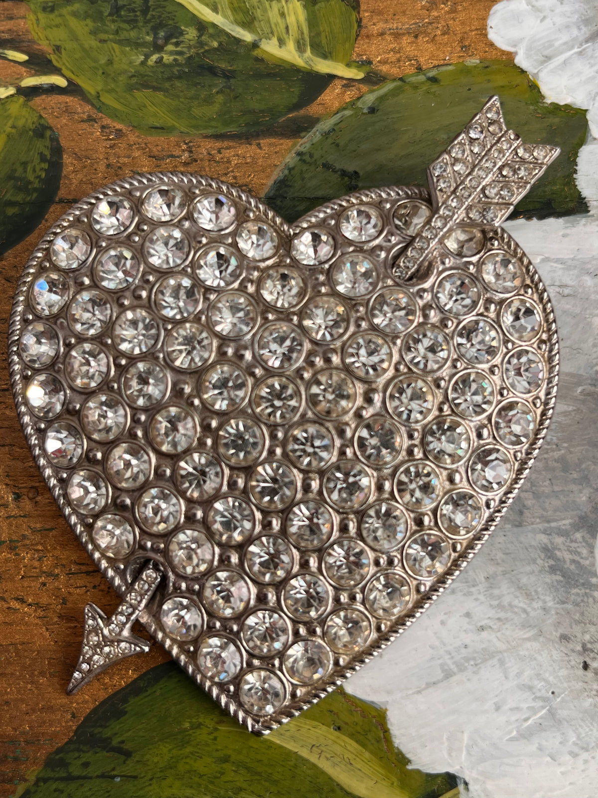 Spilla vintage a forma di cuore con strass trasparenti su base color argento