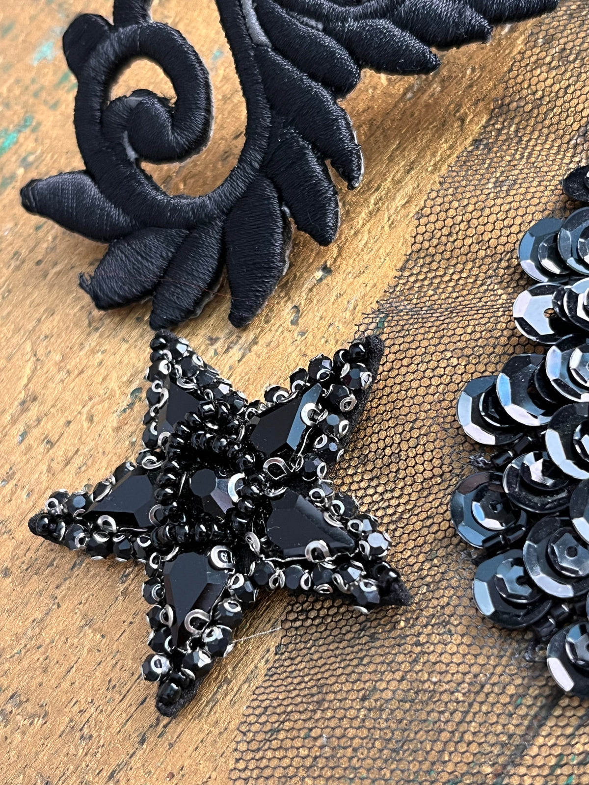 Passamanerie e ricami patch vintage con perline e paillettes