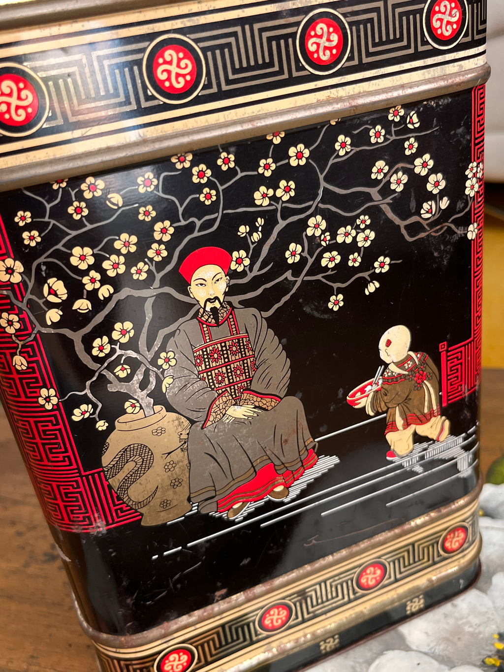 Vintage tea box with Chinese imagery