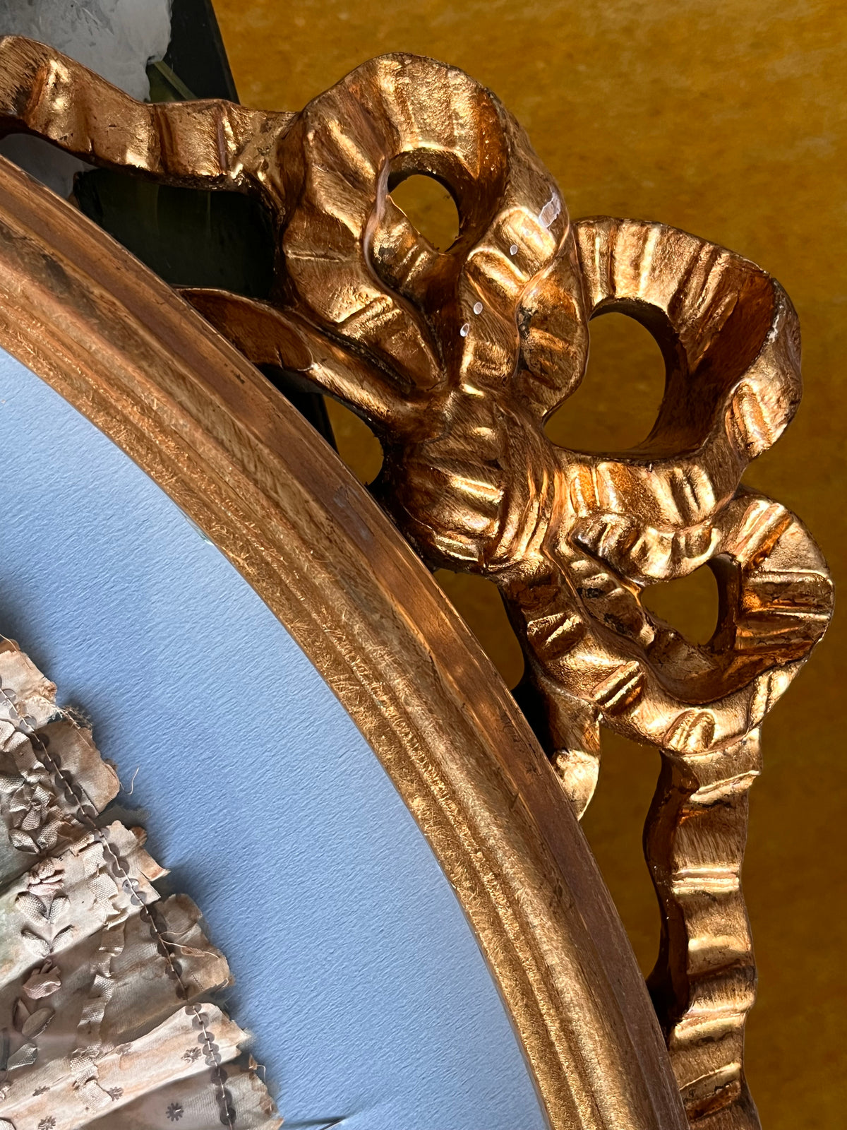 Ventaglio antico in teca di legno dorata