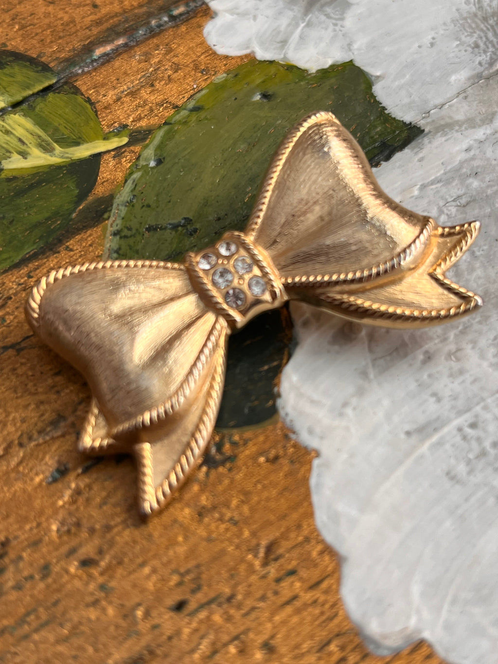 Spilla vintage dorata a forma di fiocco con strass