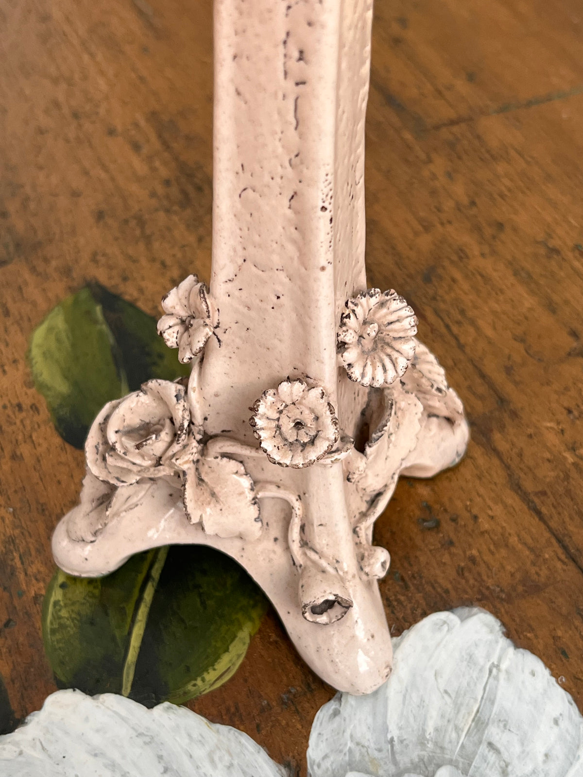 Vaso anni '40 in ceramica con fiori e foglie
decorative