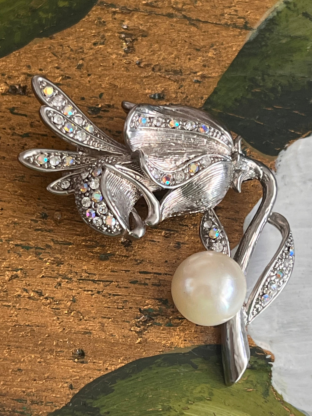 Spilla fiore argentato con perla decorativa e strass