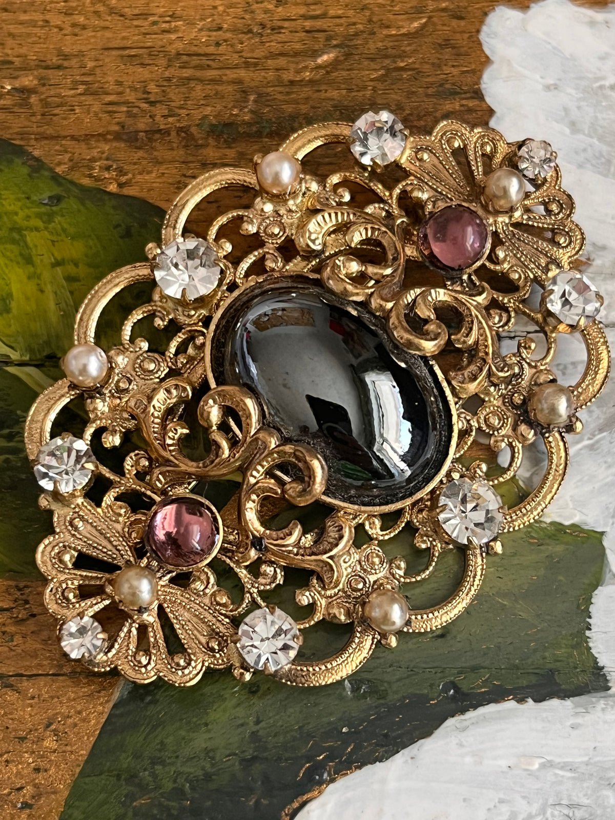 Spilla vintage stile barocca dorata con cabochon nero e strass su filigrana color oro
