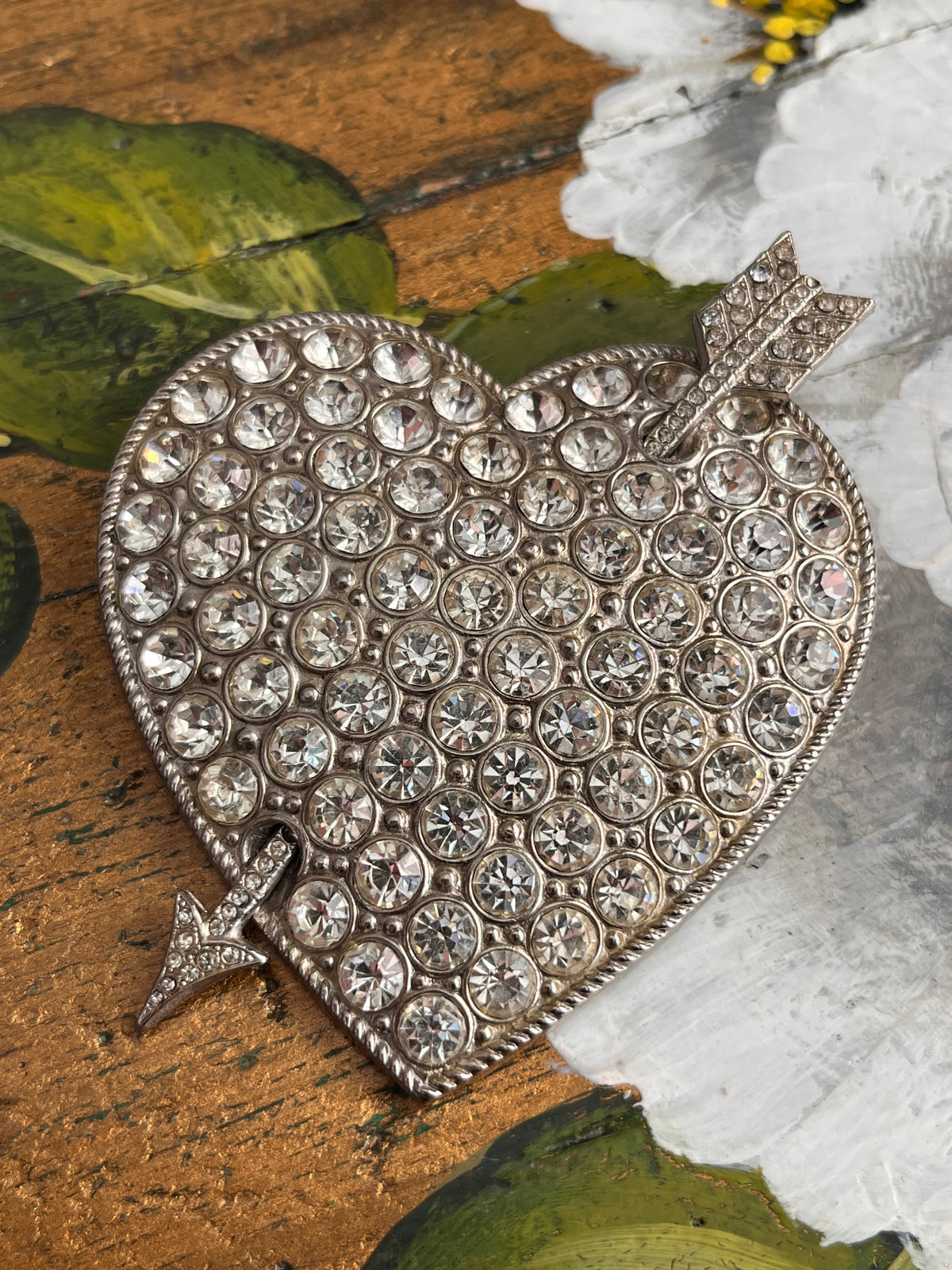 Spilla vintage a forma di cuore con strass trasparenti su base color argento