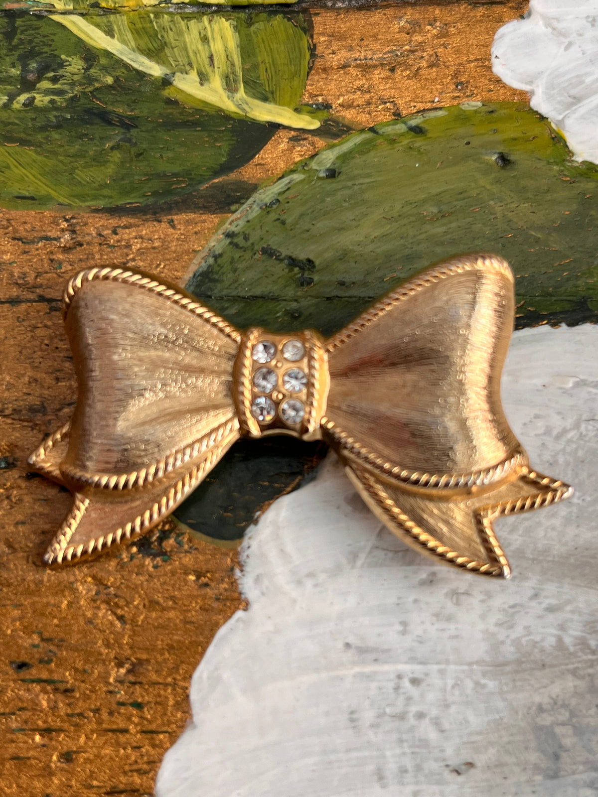 Spilla vintage dorata a forma di fiocco con strass
