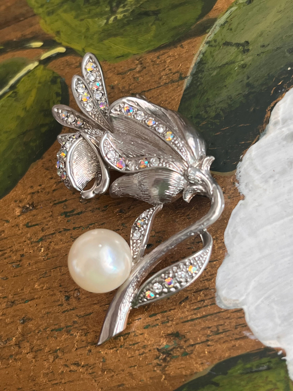 Spilla fiore argentato con perla decorativa e strass