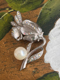 Spilla fiore argentato con perla decorativa e strass