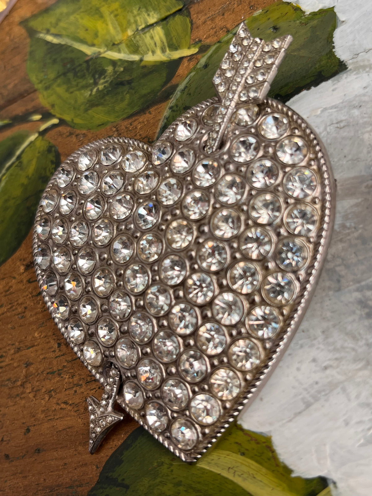 Spilla vintage a forma di cuore con strass trasparenti su base color argento