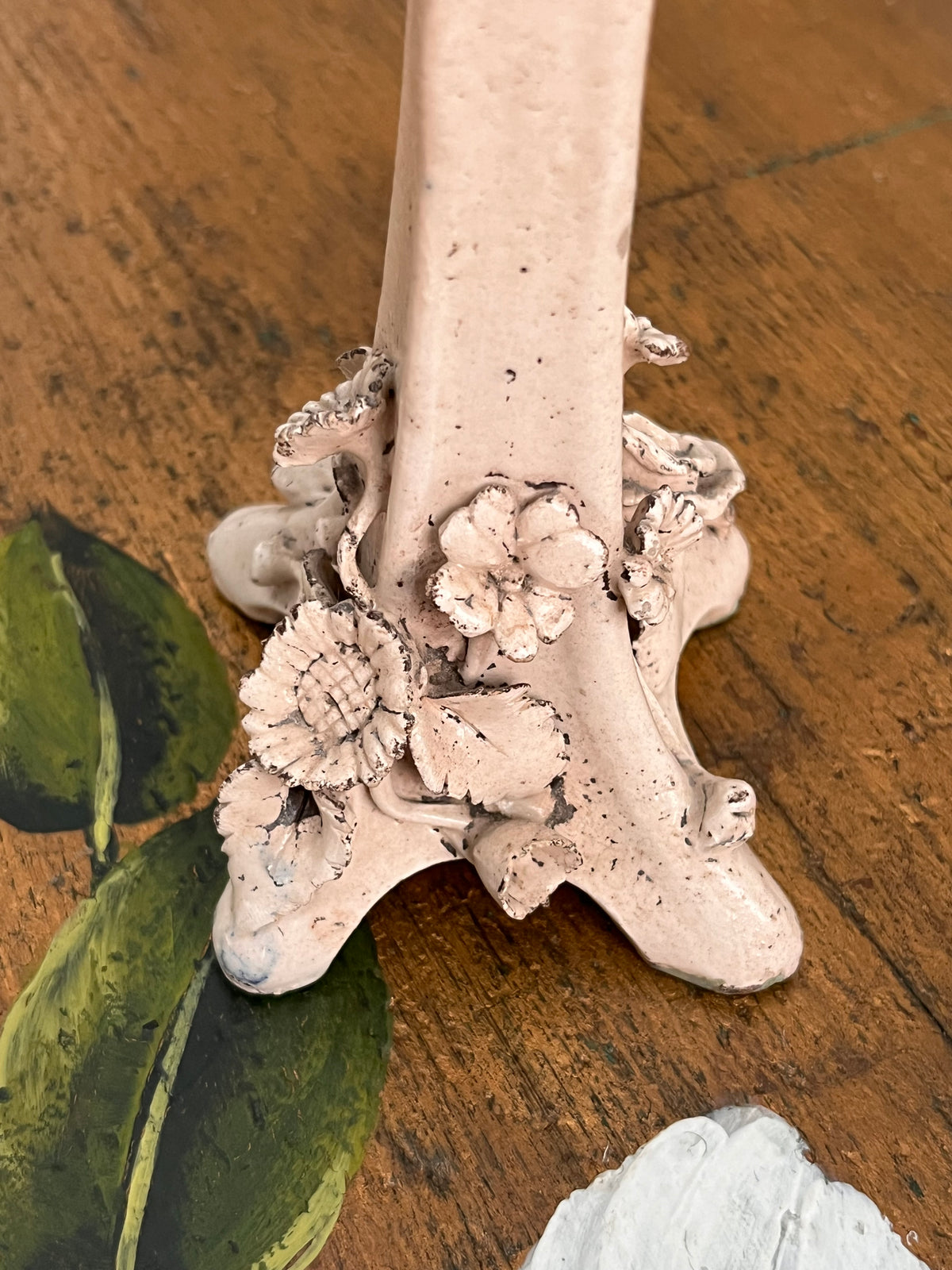 Vaso anni '40 in ceramica con fiori e foglie
decorative