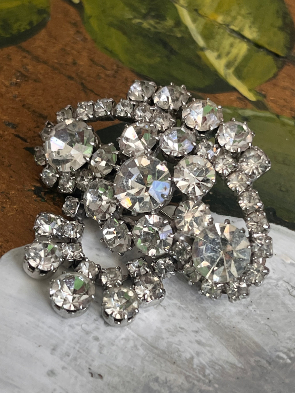Spilla vintage a cascata di strass cristallo su base color argento