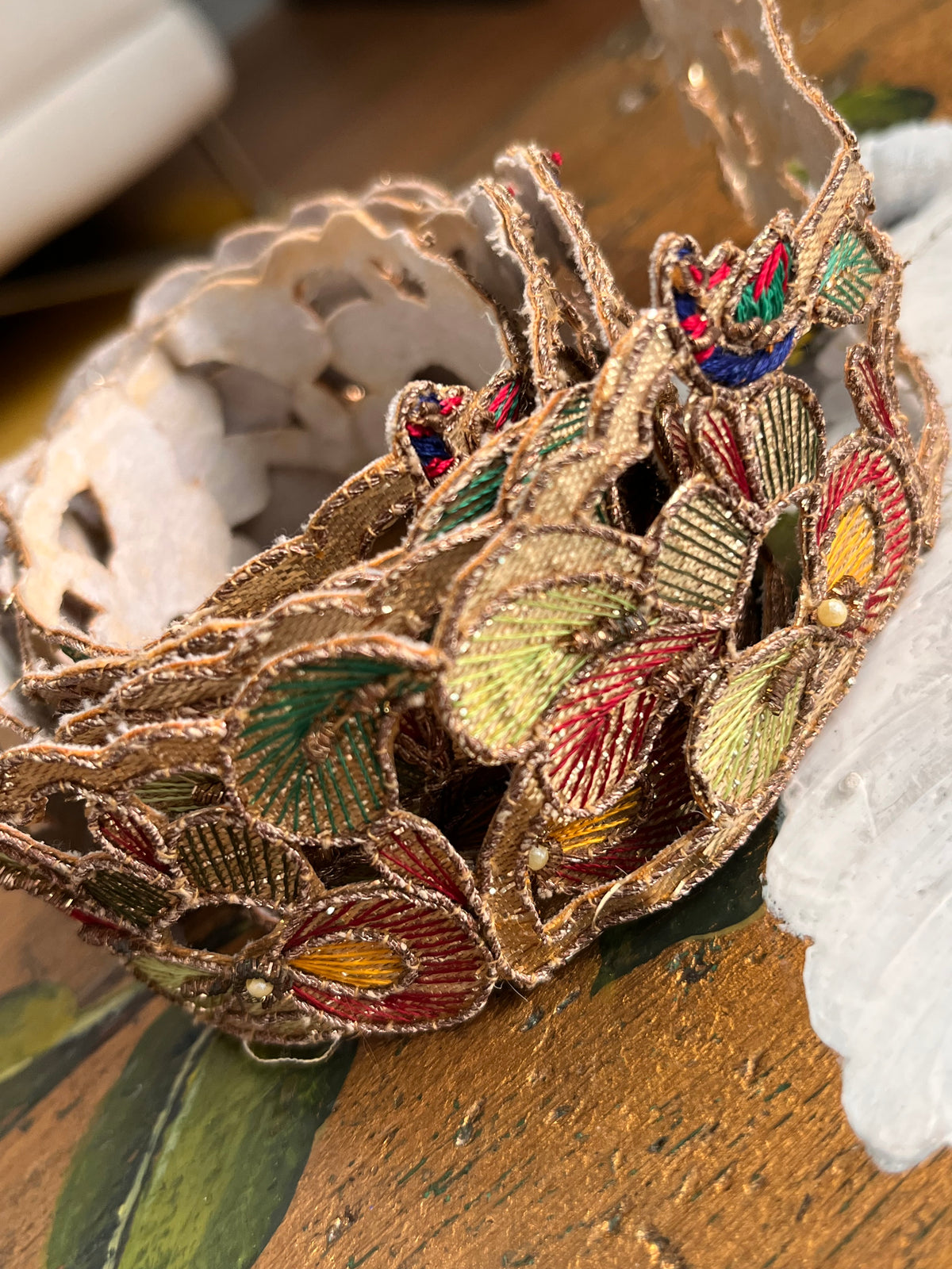 Passamaneria antica ricamata con più fili colorati e piccole perline