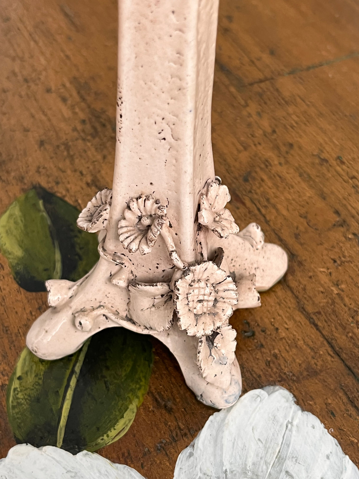 Vaso anni '40 in ceramica con fiori e foglie
decorative