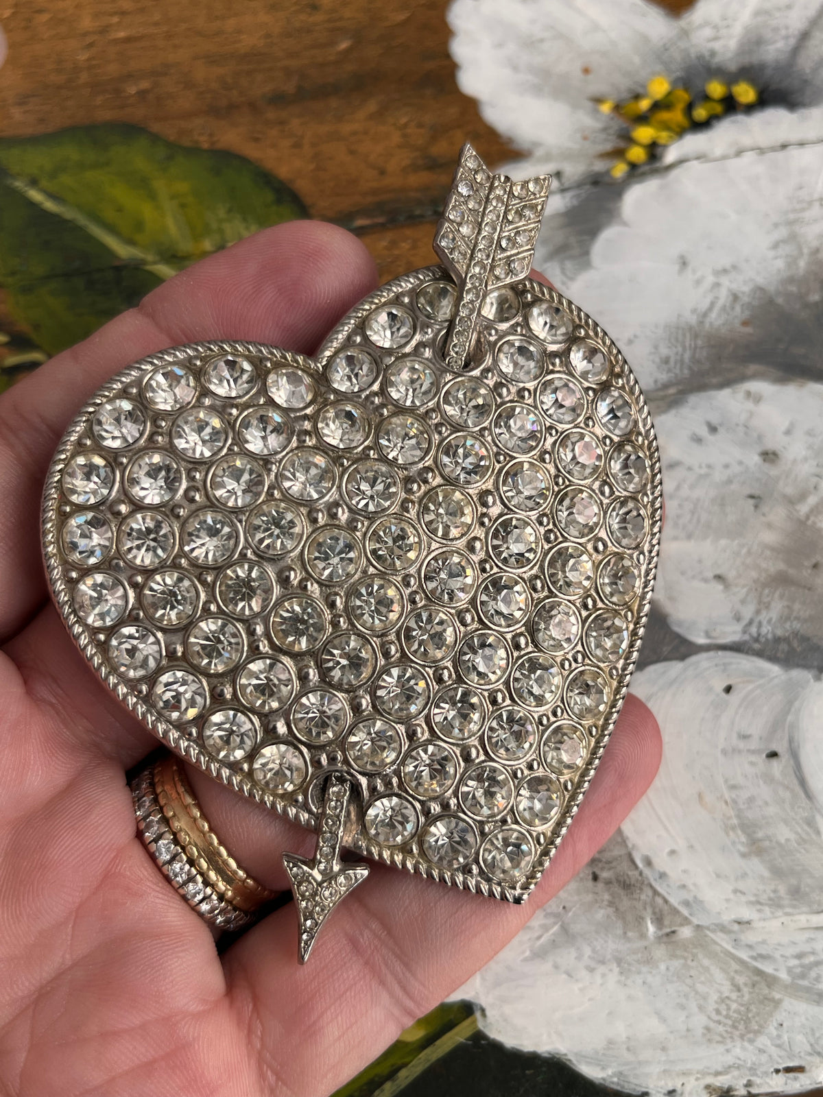 Spilla vintage a forma di cuore con strass trasparenti su base color argento
