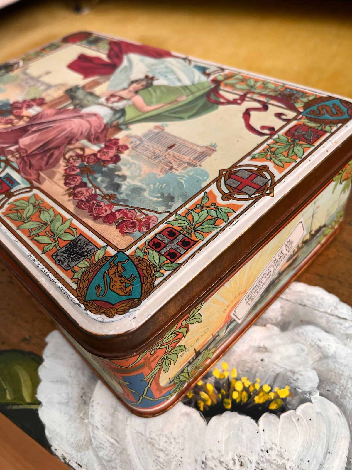 Scatola vintage di latta di biscotti Lazzaroni colorata