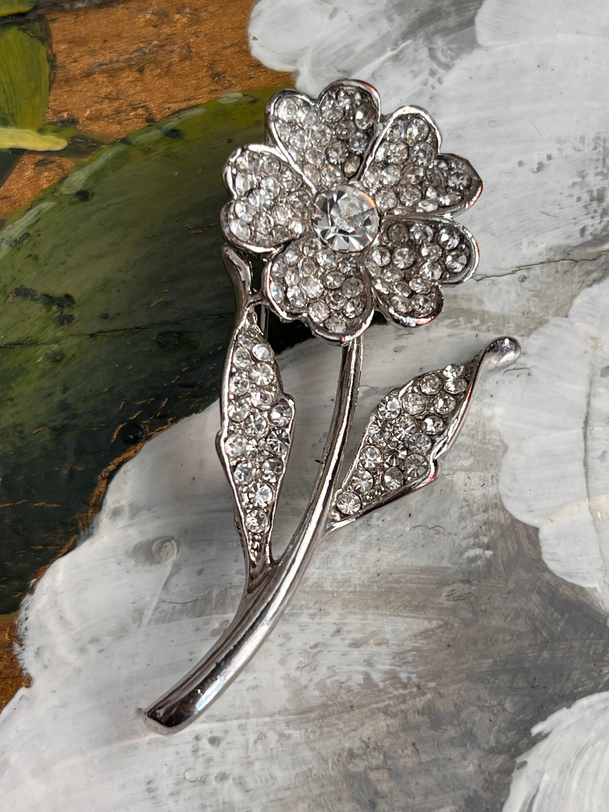 Spilla vintage a forma di fiore con strass su base color argento