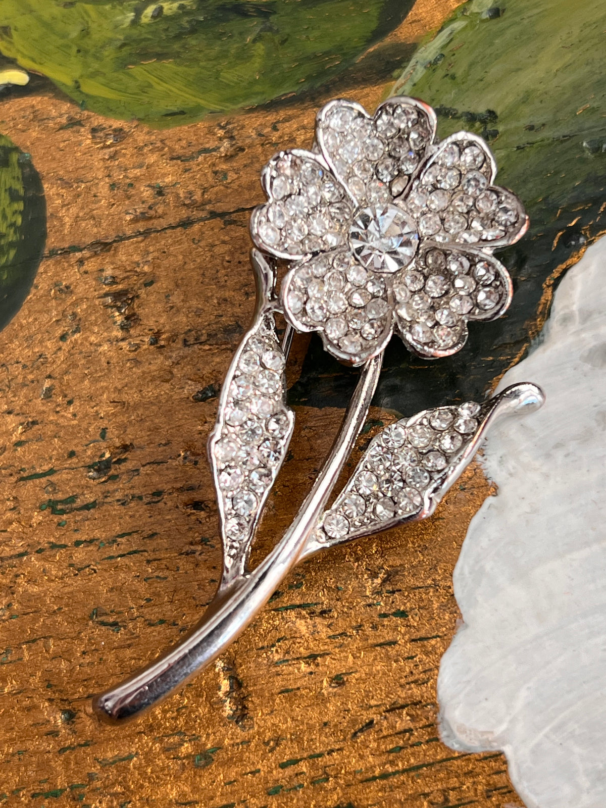 Spilla vintage a forma di fiore con strass su base color argento