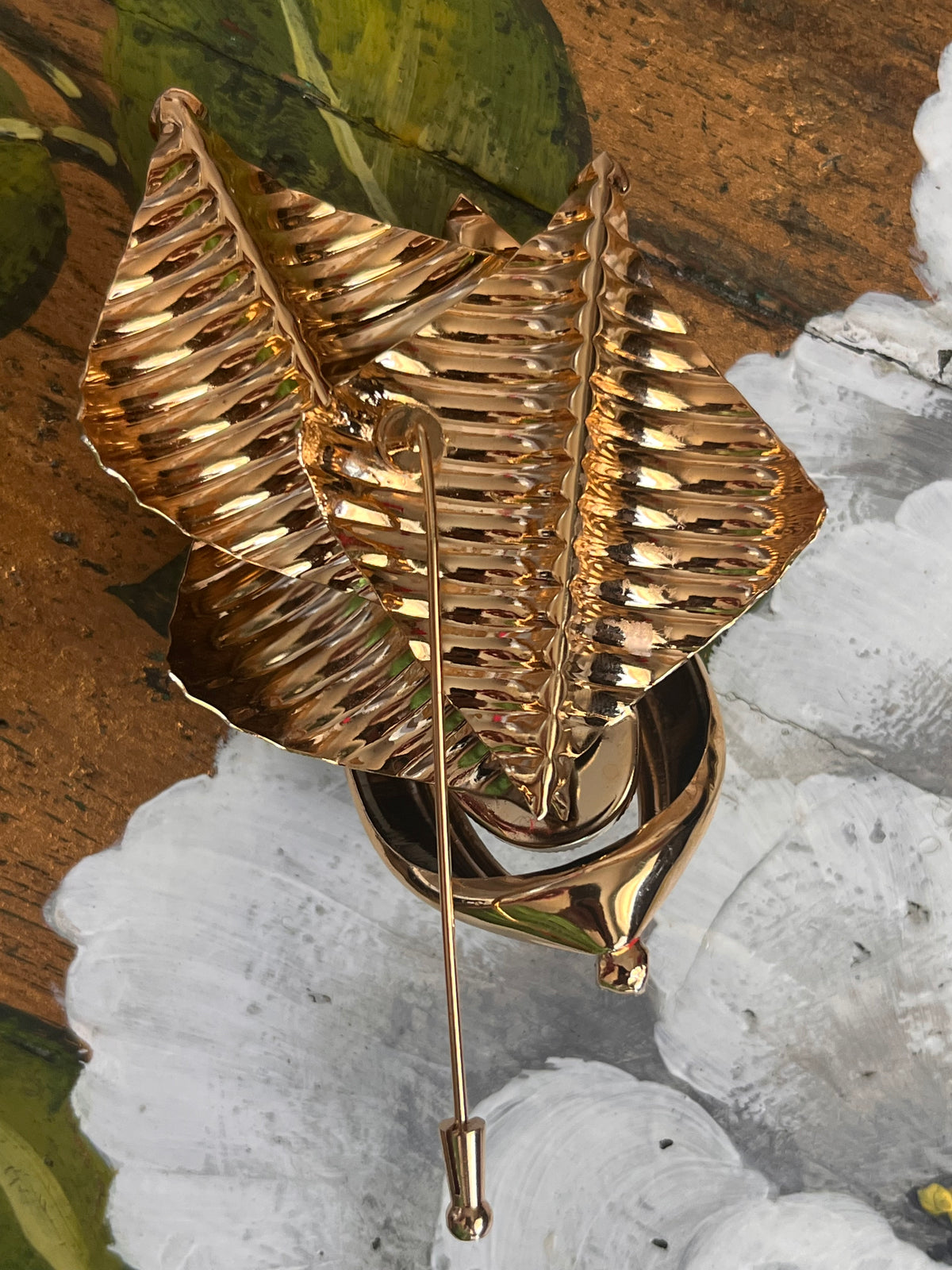 Spilla vintage scultorea con foglie dorate e strass cristallo