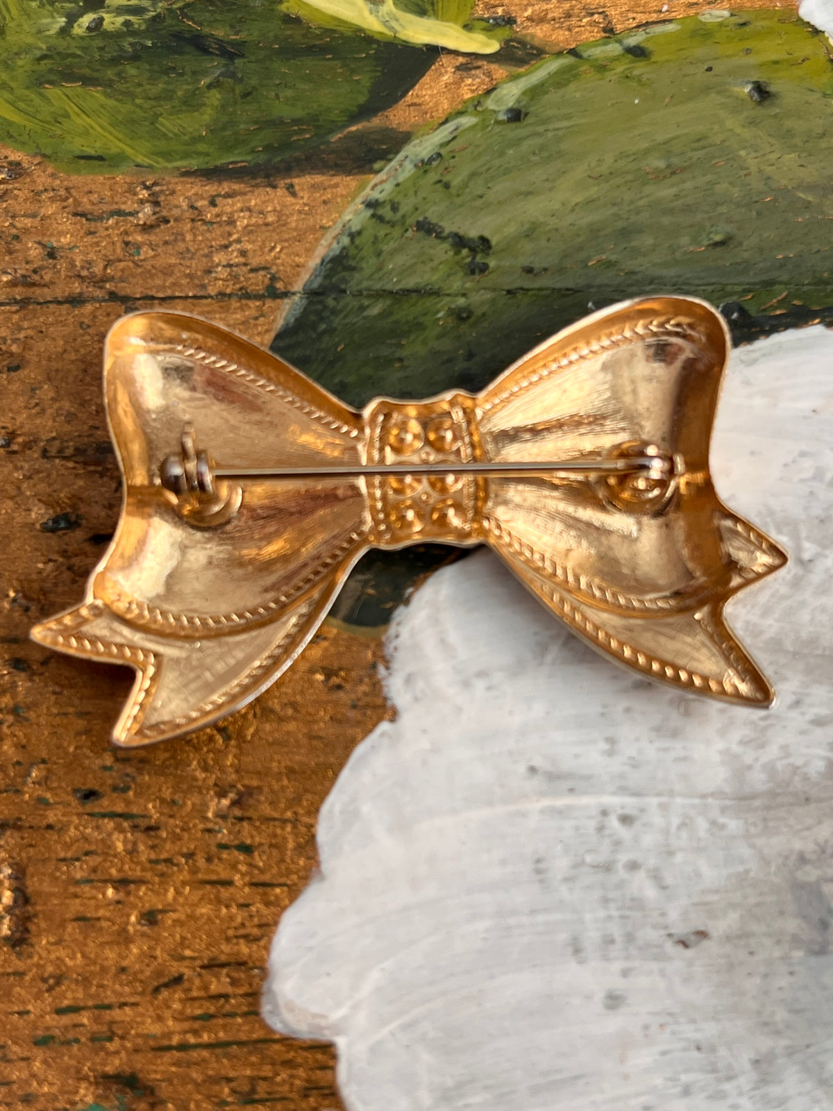 Spilla vintage dorata a forma di fiocco con strass