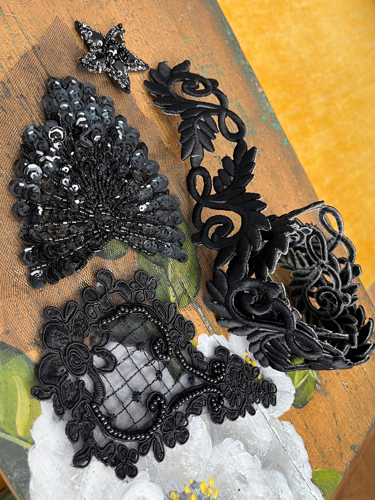 Passamanerie e ricami patch vintage con perline e paillettes