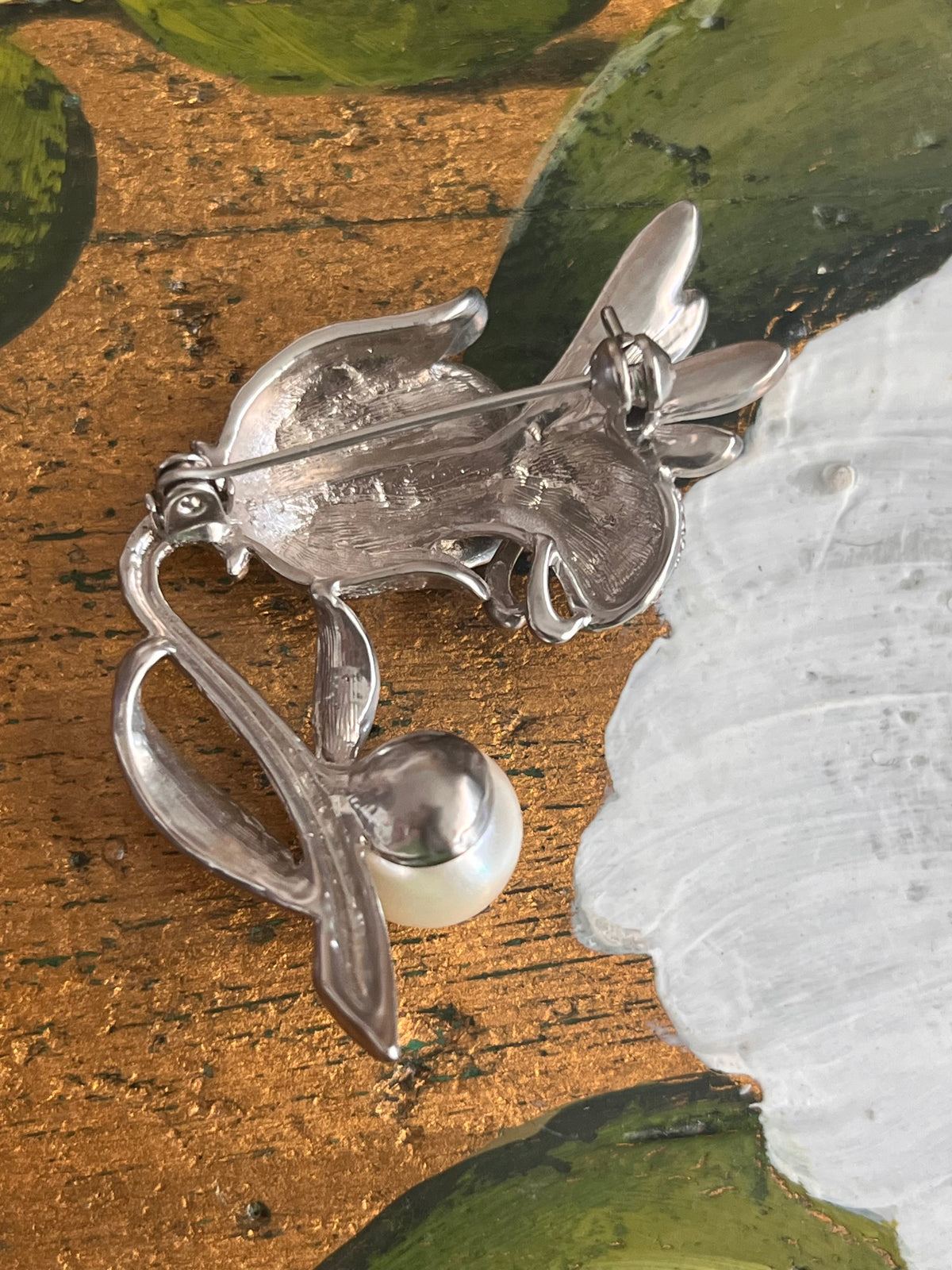 Spilla fiore argentato con perla decorativa e strass