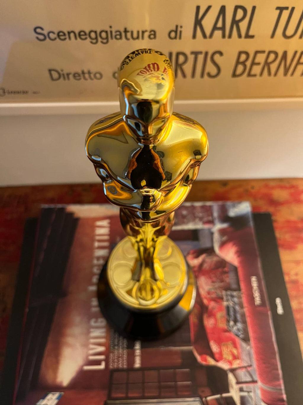 Statua tipo Oscar in metallo placcato oro
