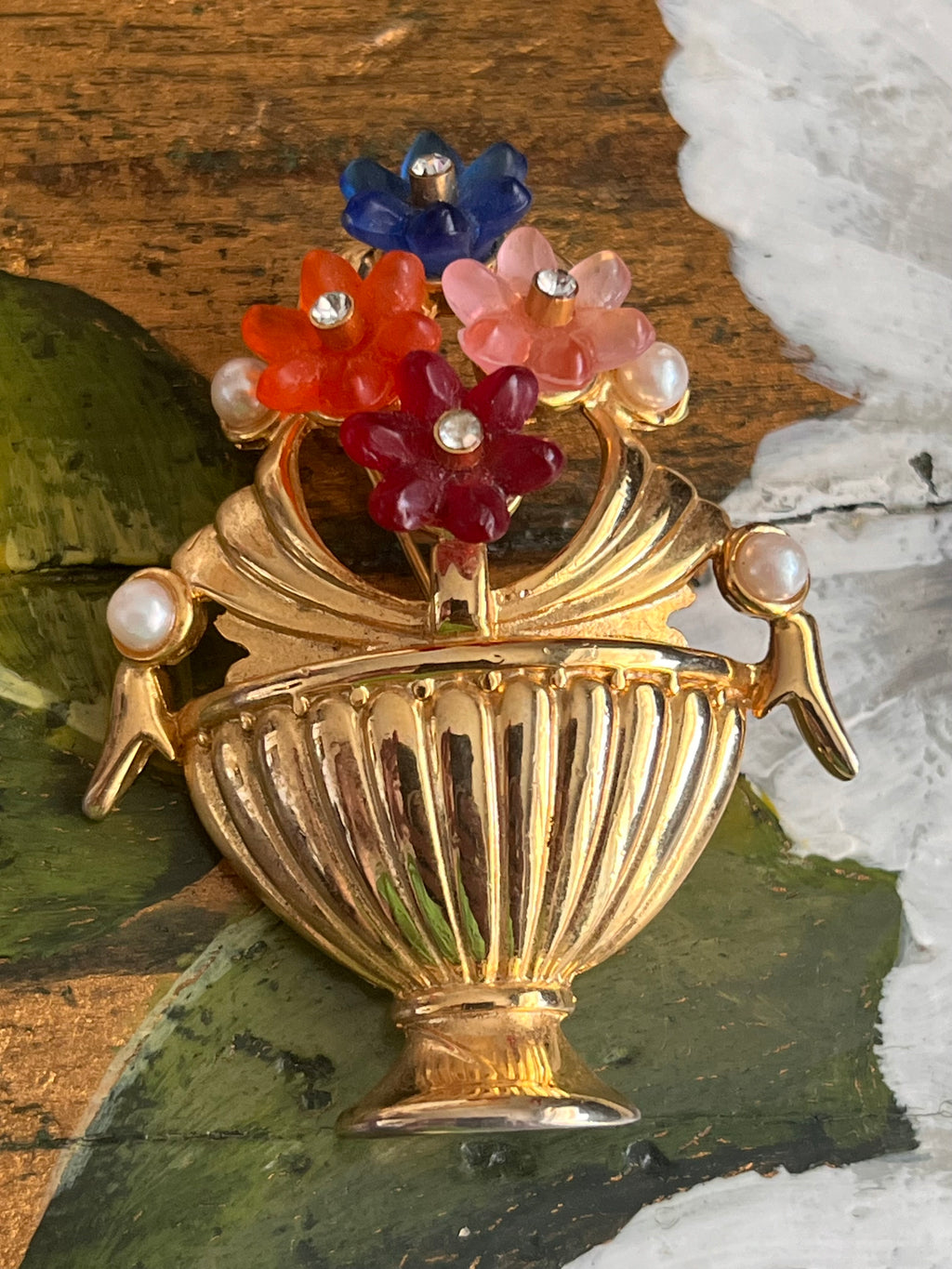 Spilla vintage vaso fiorito multicolore con perle su base color oro