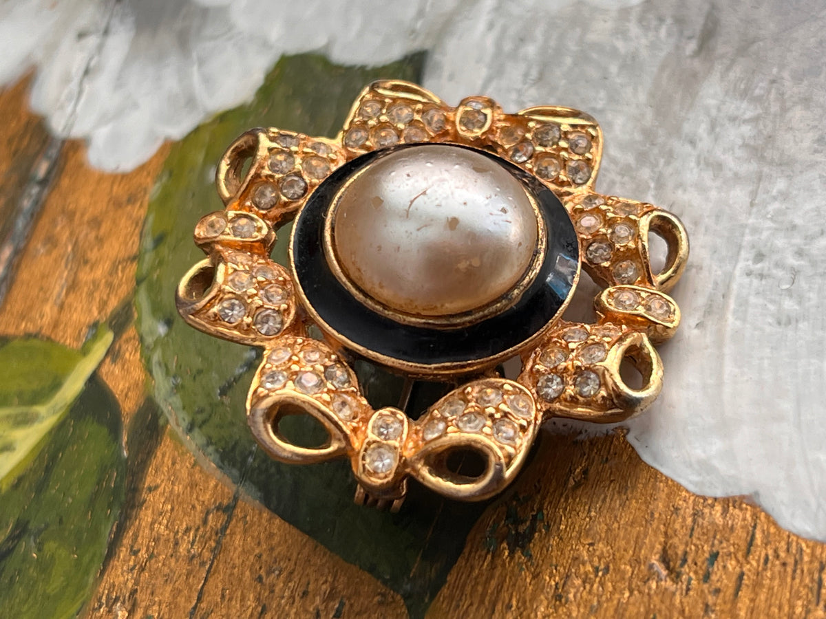 Spilla vintage con perla e strass su base dorata
