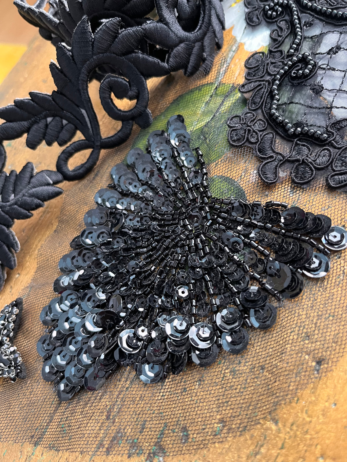 Passamanerie e ricami patch vintage con perline e paillettes