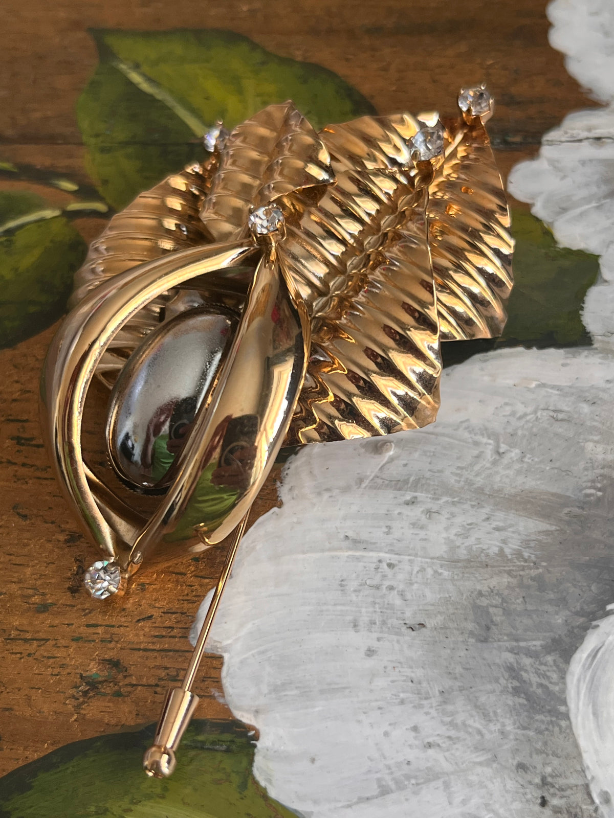 Spilla vintage scultorea con foglie dorate e strass cristallo