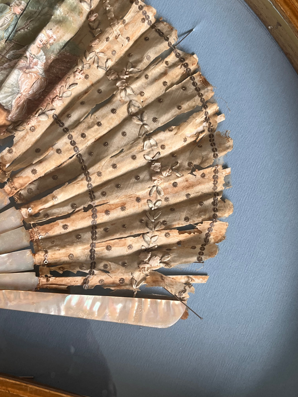 Ventaglio antico in teca di legno dorata