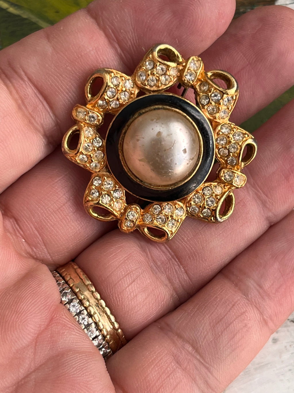 Spilla vintage con perla e strass su base dorata