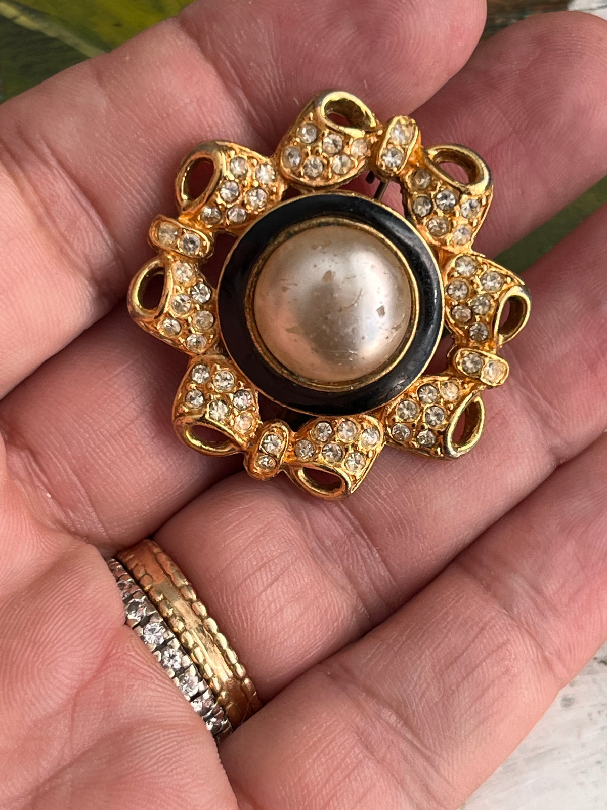 Spilla vintage con perla e strass su base dorata