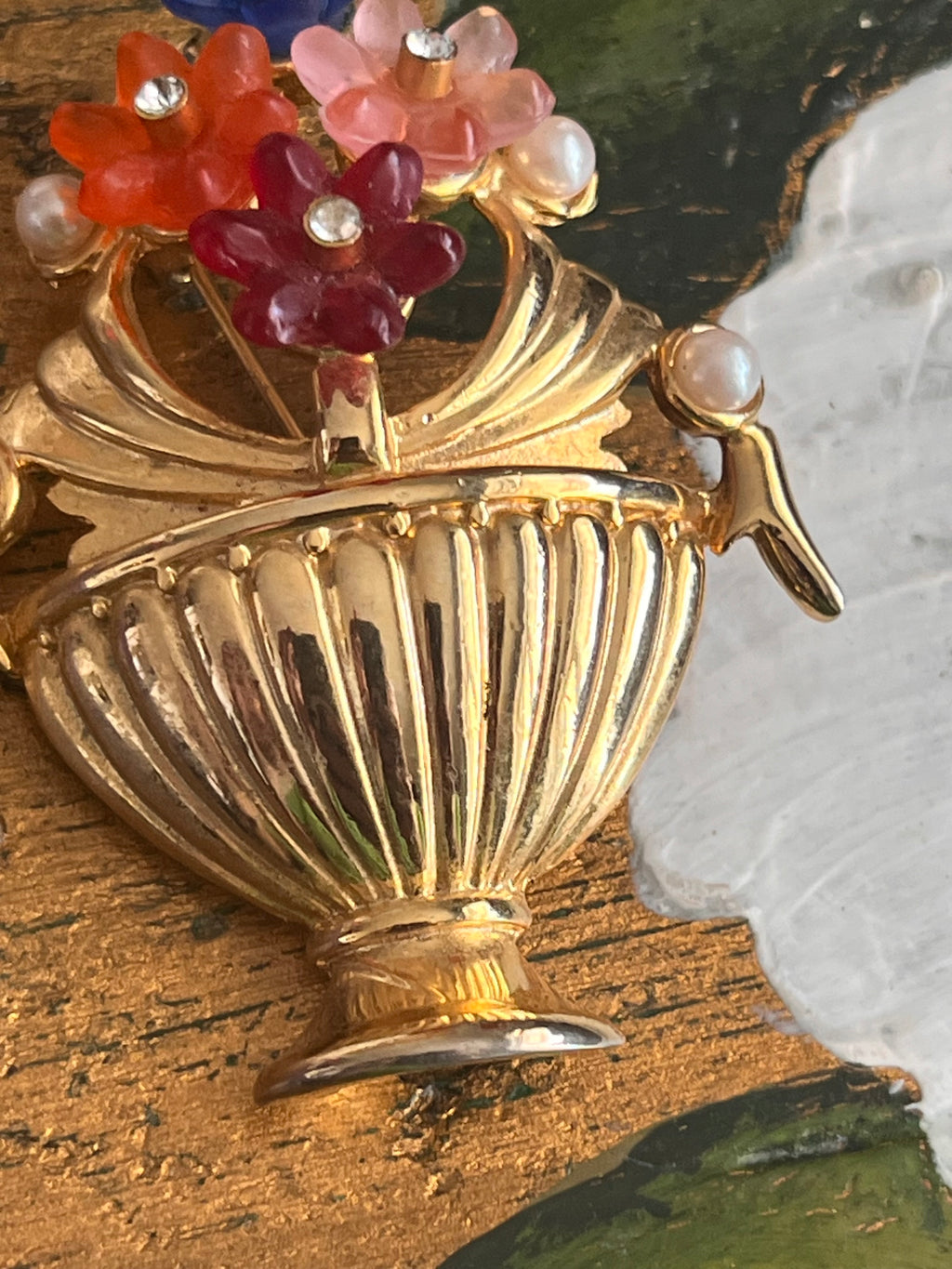 Spilla vintage vaso fiorito multicolore con perle su base color oro