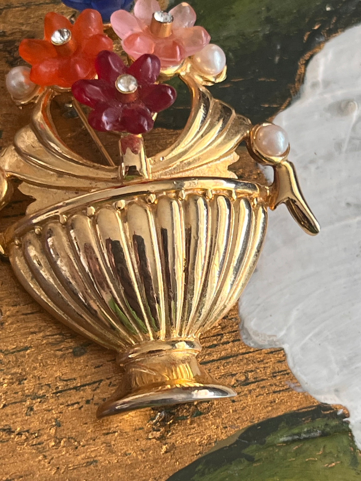 Spilla vintage vaso fiorito multicolore con perle su base color oro