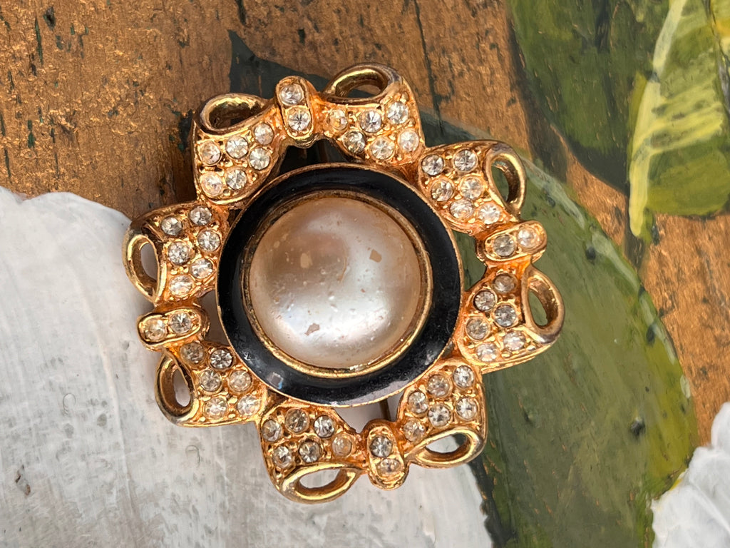 Spilla vintage con perla e strass su base dorata