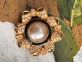 Spilla vintage con perla e strass su base dorata