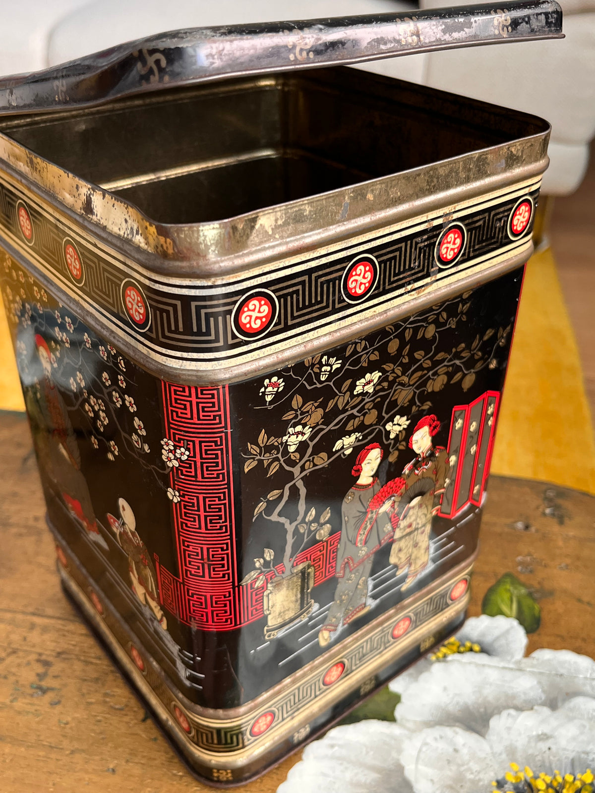 Vintage tea box with Chinese imagery