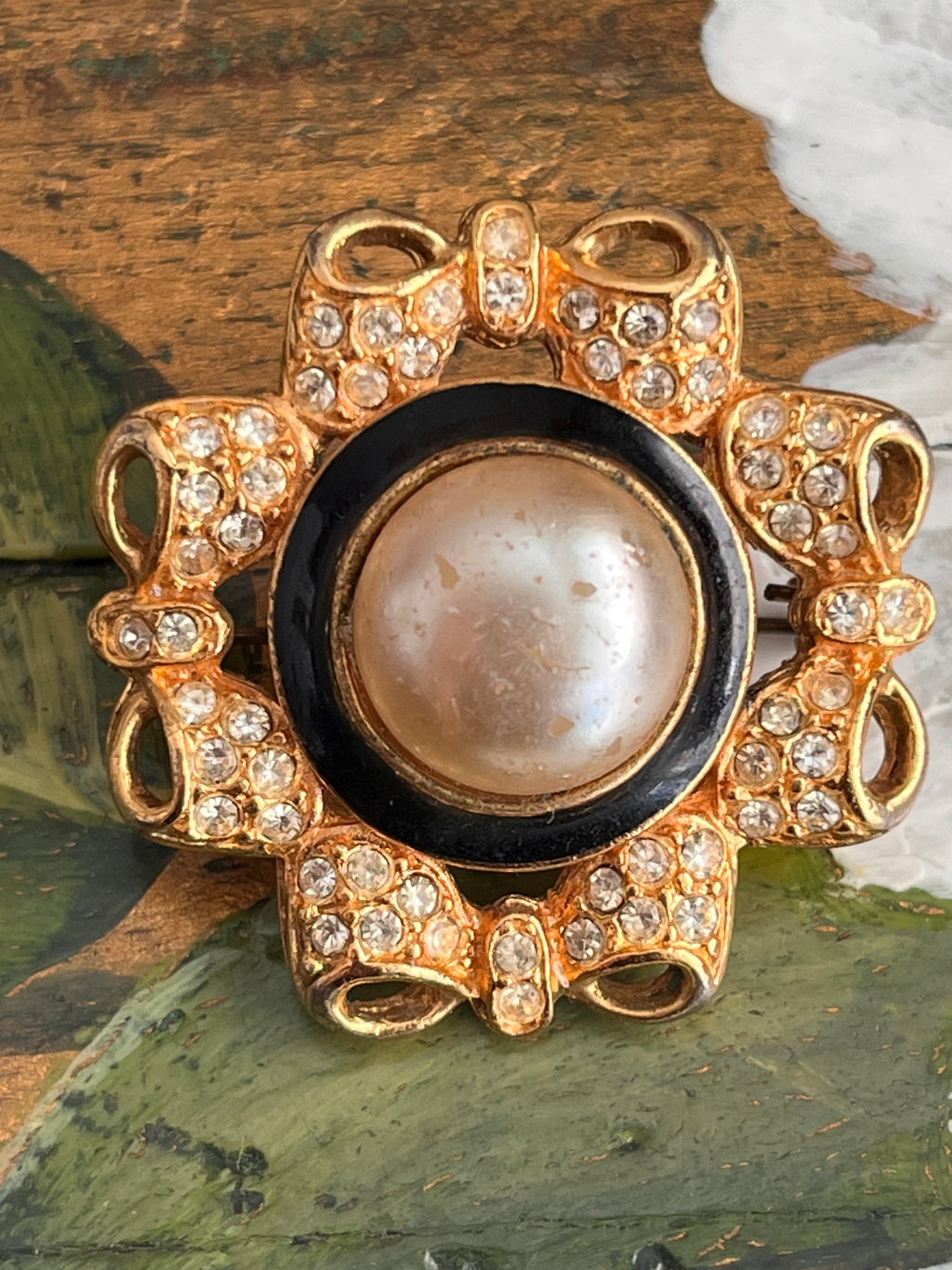 Spilla vintage con perla e strass su base dorata