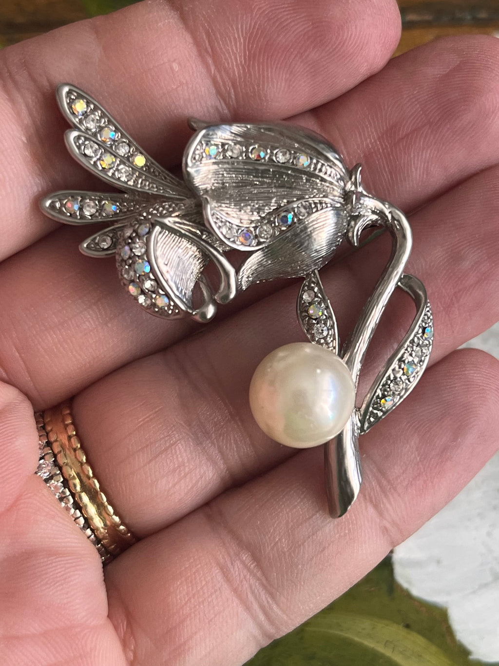 Spilla fiore argentato con perla decorativa e strass