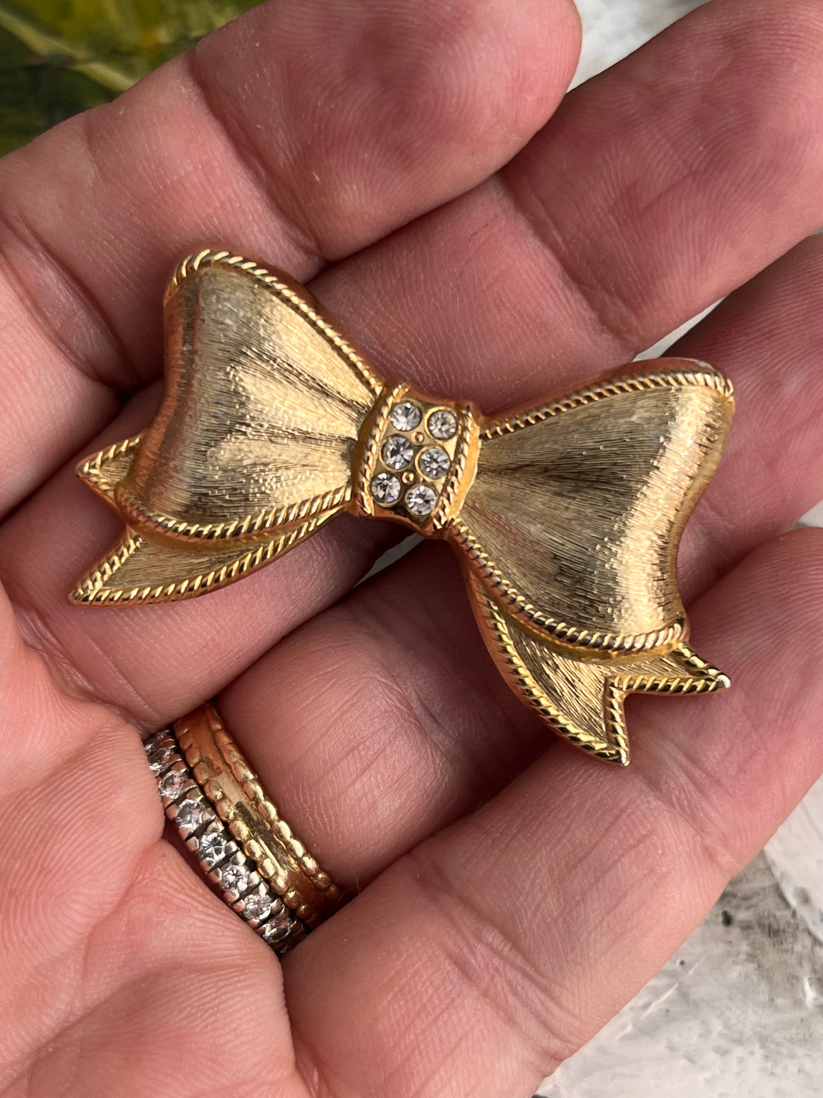 Spilla vintage dorata a forma di fiocco con strass