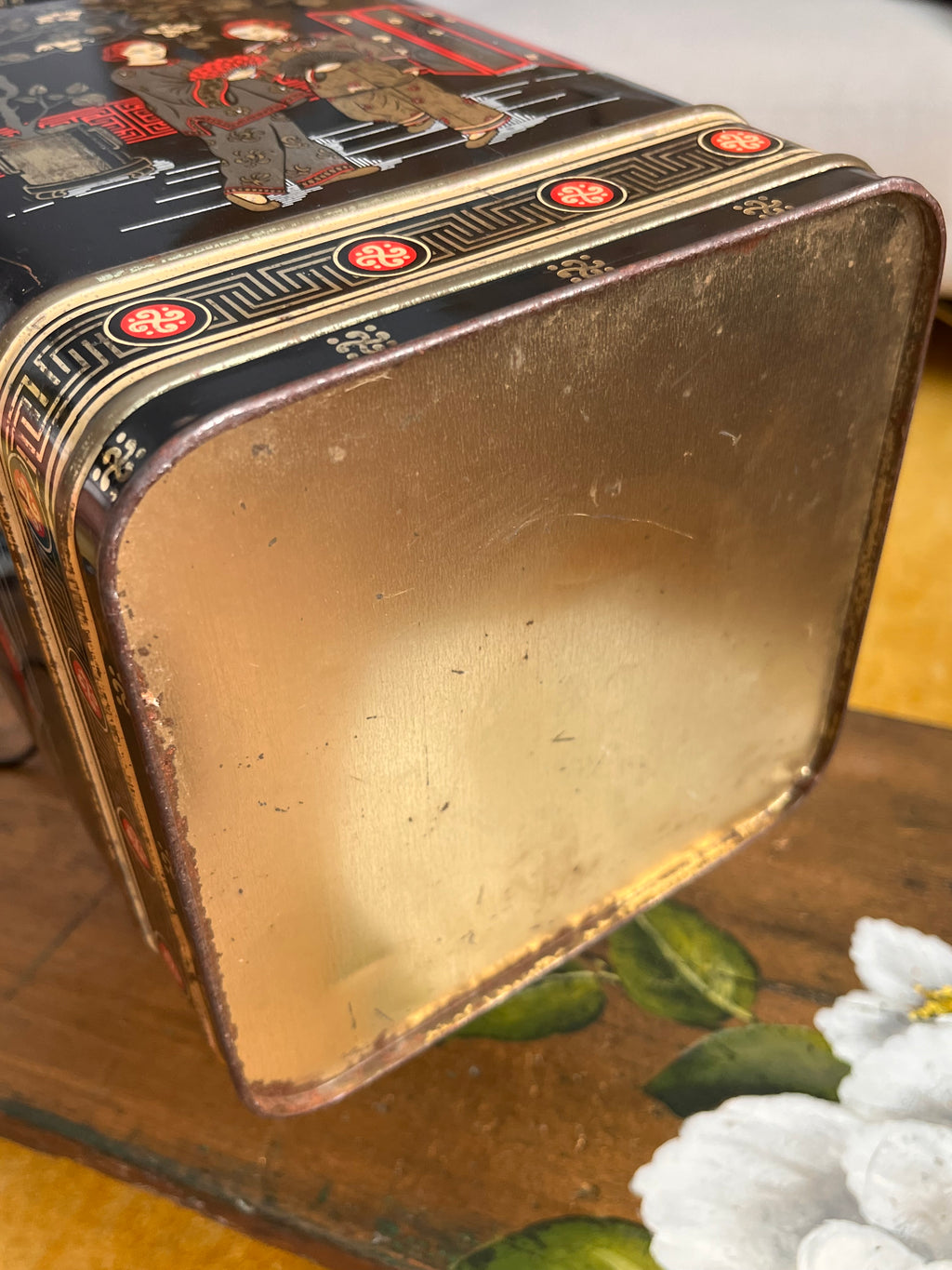 Vintage tea box with Chinese imagery