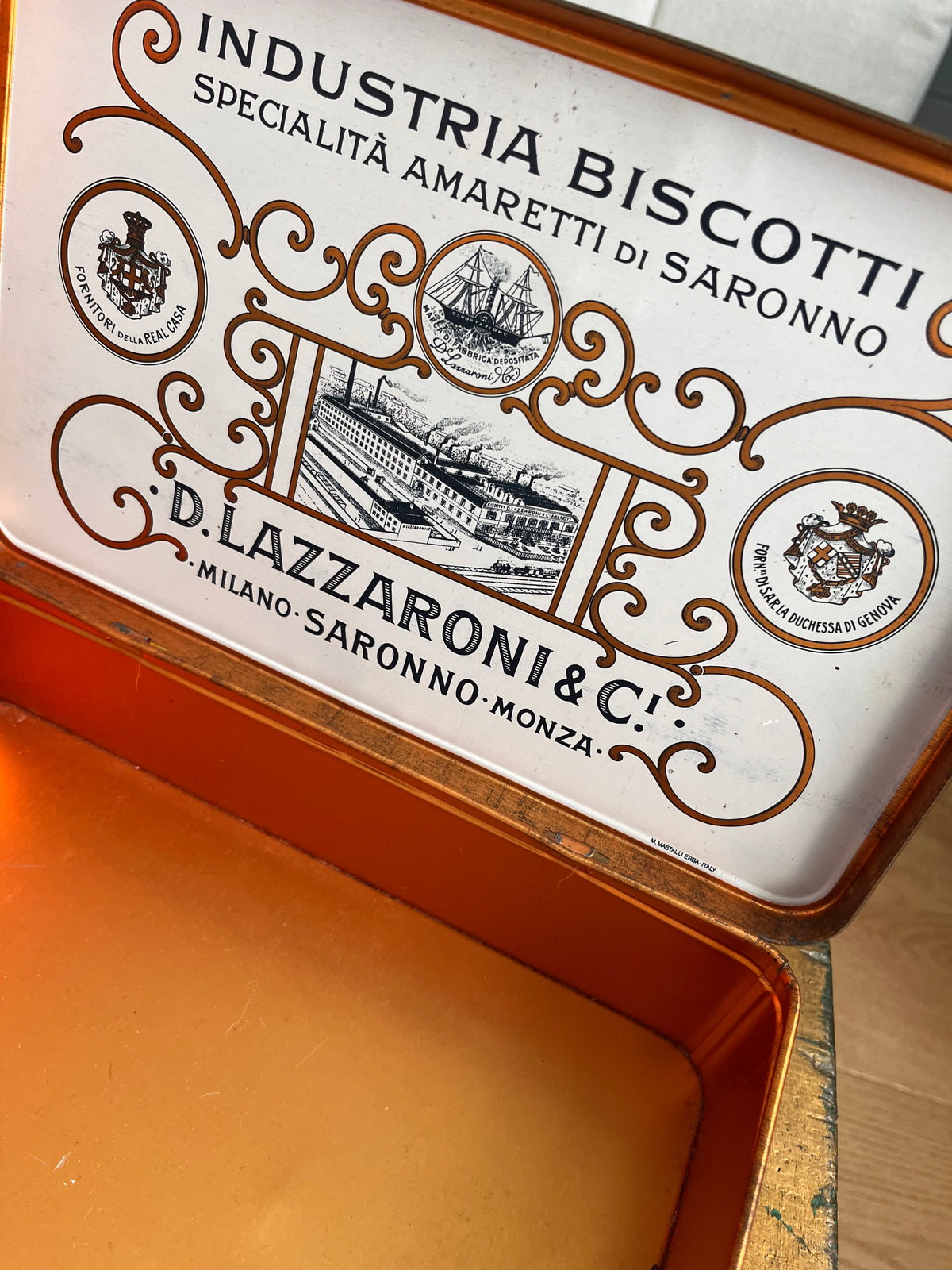 Scatola vintage di latta di biscotti Lazzaroni colorata