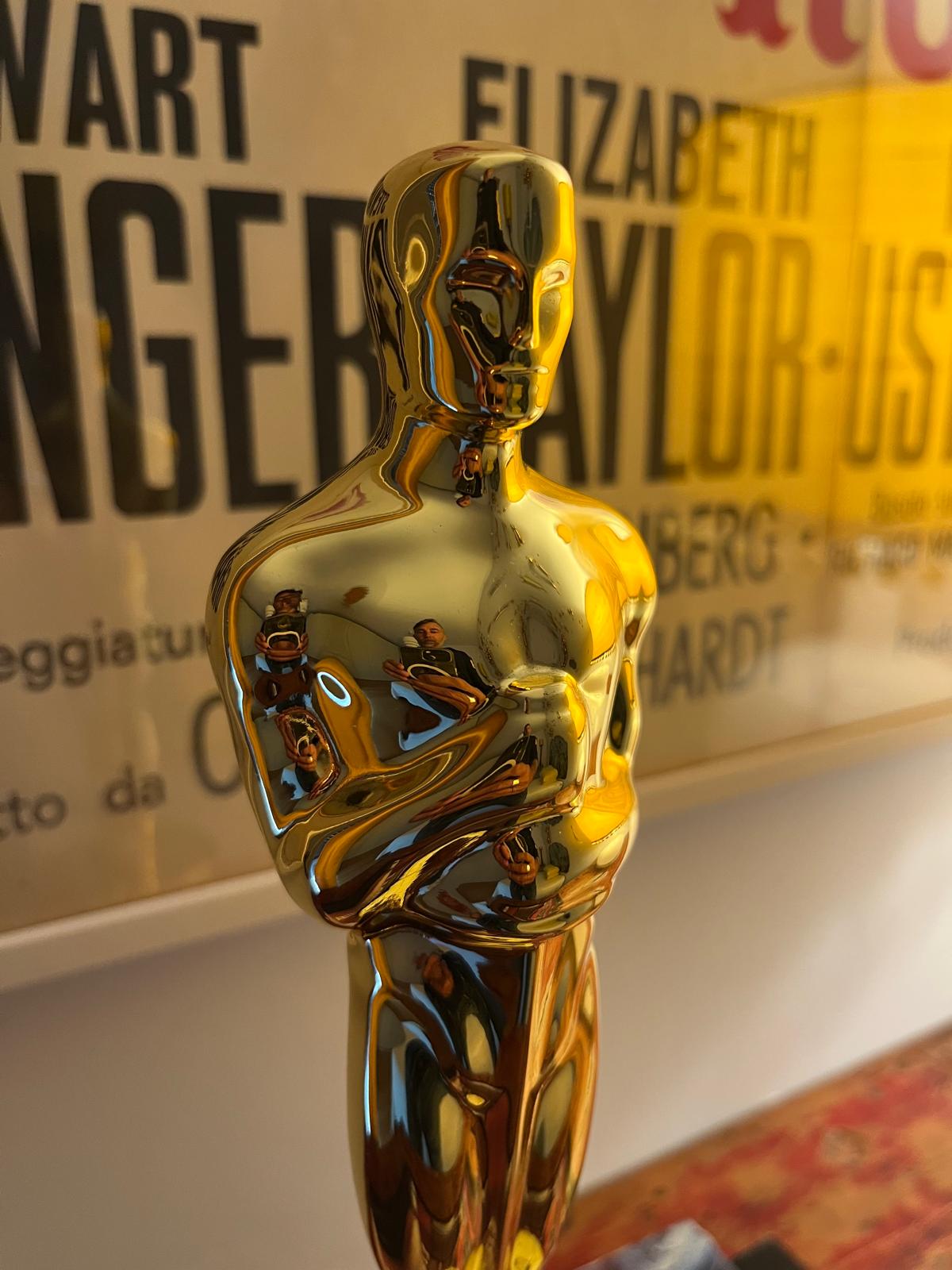 Statua tipo Oscar in metallo placcato oro