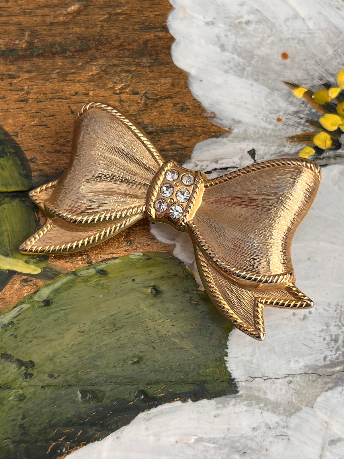Spilla vintage dorata a forma di fiocco con strass